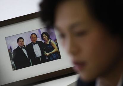 Gigi Chao, hija del magnate inmobiliario Cecil Chao, ante una foto familiar con su padre, durante una entrevista el pasado 27 de septiembre, en su oficina de Hong Kong.