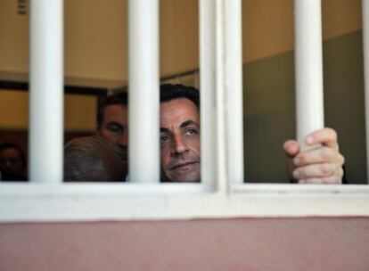Sarkozy se asoma a la ventana de la celda en que estuvo preso Nelson Mandela