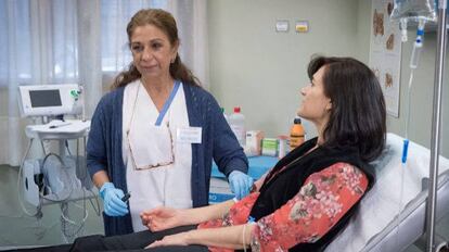 El Hospital de Badalona ya ha realizado, con éxito, una prueba piloto en la que las analíticas de sangre no requieren pinchar al paciente, y se obtienen los resultados en pocos minutos. Para ello, utiliza una tecnología desarrollada en Rusia, basada en la investigación aeroespacial para atender las necesidades médicas de los astronautas. Se basa en una serie de electrodos aplicados en diferentes partes del cuerpo. Uno de los responsables del nuevo dispositivo, Peter Jusko, declaró a EFE tras la prueba que el sistema está listo para generalizarse, "por la rapidez del diagnóstico y porque no resulta nada invasivo". En la imagen, Lolita en la serie 'Centro médico', a punto de hacer un análisis.