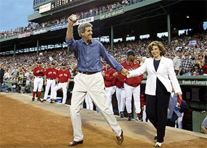 Kerry, de la mano de su mujer, dispuesto a hacer el saque de honor en un partido de béisbol en Boston.