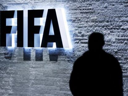 la sede de la FIFA en Zúrich iluminada por la noche.