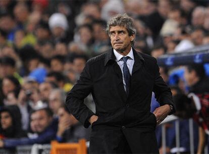 El técnico chileno, con gesto serio, durante el partido de 'Champions' ante el Milan