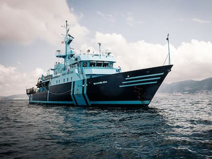 La silueta azulada del ‘Fulmar’, en noviembre. Desde su botadura en 2006, este buque del Servicio de Vigilancia Aduanera se ha incautado de 10 toneladas de cocaína y 13 de hachís.