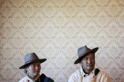 Tibetan herdsman Lob Sang (R) and his wife Lomo sit in their home while being visited by foreign reporters on a government organised tour in Damxung county of the Tibet Autonomous Region, China November 18, 2015. R