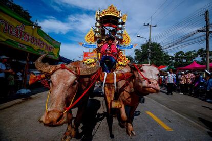 Desfile con motivo de las tradicionales carreras de búfalos que se disputan en Chonburi (Tailandia), el 23 de octubre de 2018. La competición se celebra hacial el final de la época de lluvias y este año cumple su 147 edición.