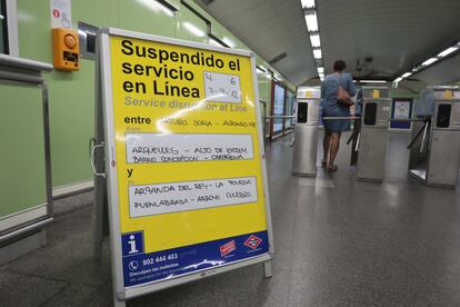 Un cartel en el metro avisa a los usuarios de que se ha suspendido el servicio en varias lines, por la fuerte tormenta de lluvia y granizo que ha caído este lunes en toda la Comunidad de Madrid.