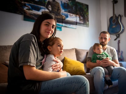 Ana, junto a sus padres, Cristina Paredes y Fernando Mohedano, y su hermano Luis, en su casa en Madrid.