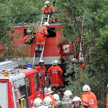 Los equipos de rescate trabajan para sacar a los heridos del tren.