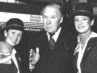Lord King of Wartnaby, junto a dos azafatas de British Airways.