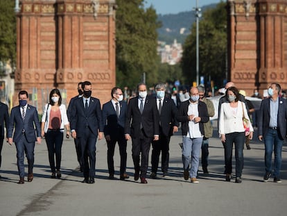 Altos cargos y líderes de entidades independentistas acompañan al 'president' a los tribunales.