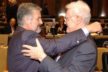 El presidente del Congreso, Manuel Marn (izquierda), abraza al ex primer ministro francs Lionel Jospin, ayer en Madrid.