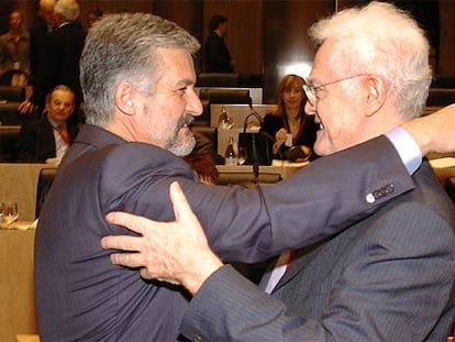 El presidente del Congreso, Manuel Marín (izquierda), abraza al ex primer ministro francés Lionel Jospin, ayer en Madrid.