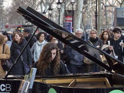 Una de las pianistas que tocaron en el paseo de Gr&agrave;cia de Barcelona ayer.