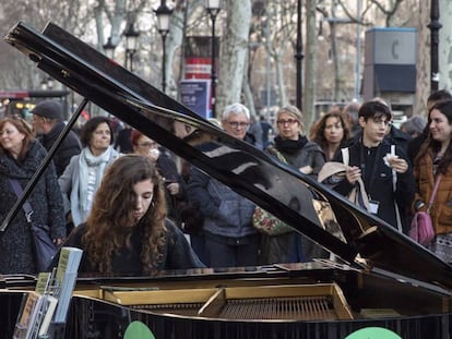 Una de las pianistas que tocaron en el paseo de Gr&agrave;cia de Barcelona ayer.