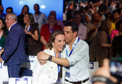 Juanma Moreno abraza a Cuca Gamarra, este sábado en el Congreso del PP celebrado en Madrid.