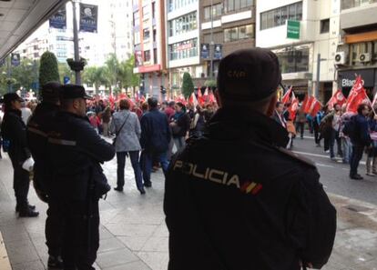 Piquetes vigilados por la polic&iacute;a en el centro de la ciudad de Alicante.