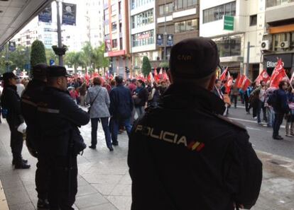 Piquetes vigilados por la policía en el centro de la ciudad de Alicante.