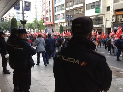 Piquetes vigilados por la polic&iacute;a en el centro de la ciudad de Alicante.