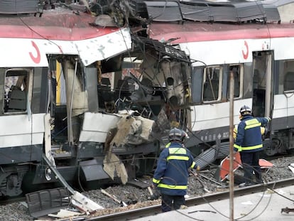 Bomberos junto a uno de los trenes atacados con bombas en Madrid el 11 de marzo de 2004.