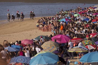 Una de las carreras de caballos en la playa de Sanlúcar de Barrameda.
