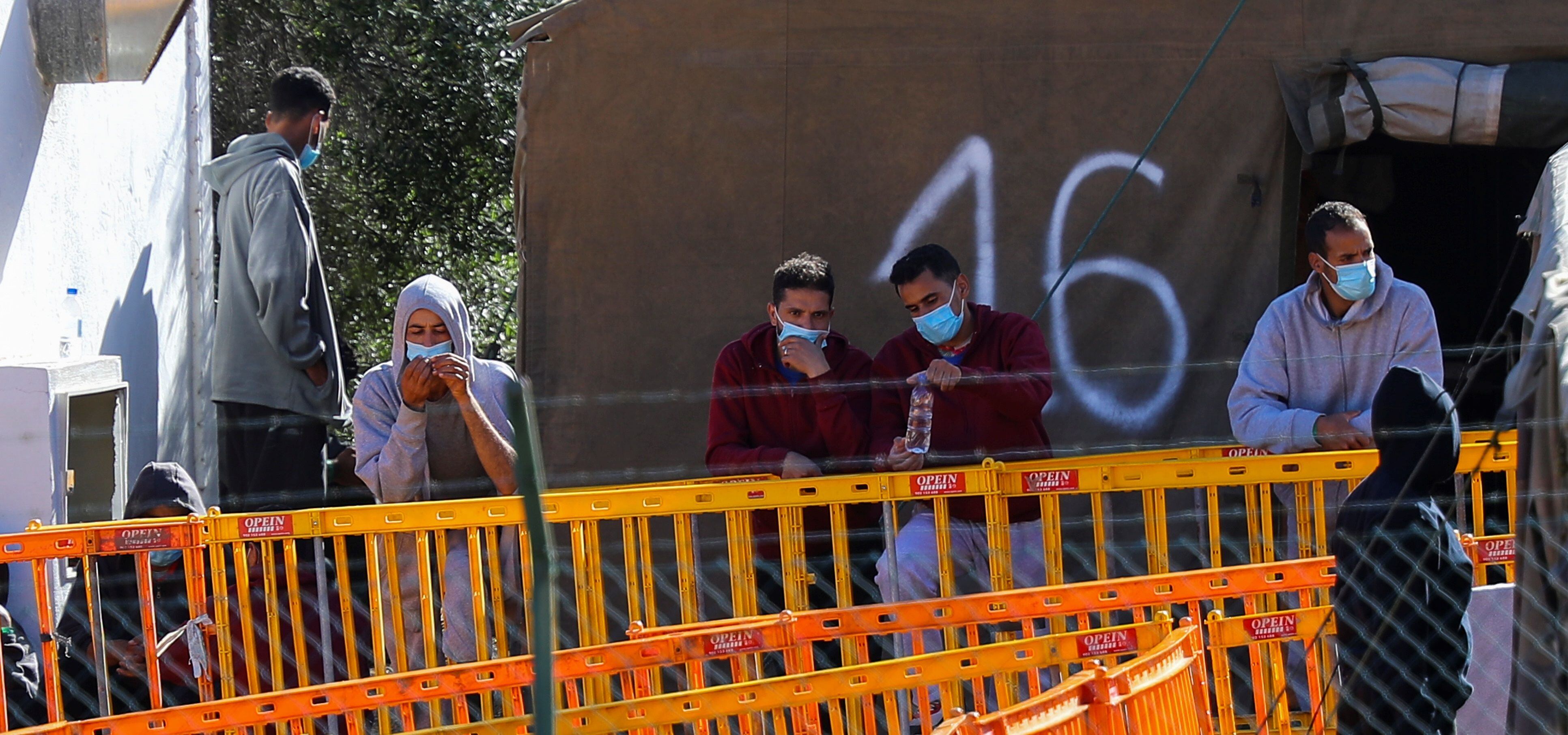 Inmigrantes alojados en el Centro de Atención Temprana a Extranjeros de Barranco Seco, en Las Palmas de Gran Canaria.