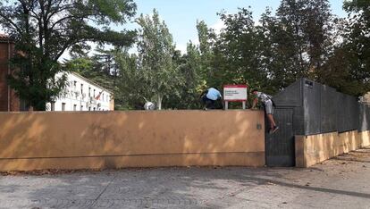 Dos adolescentes se saltan la valla del centro de menores tutelados Hortaleza, este miércoles.