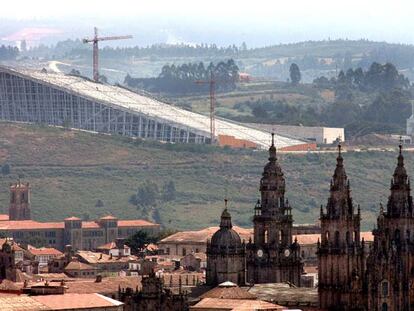 Vista de las obras de la Cidade da Cultura, en el monte Gaiás de Santiago, con la catedral en primer plano.