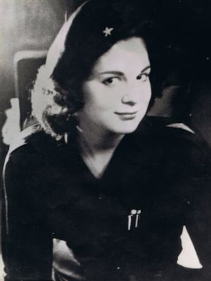 MARITA LORENZ, CON EL UNIFORME DEL MOVIMIENTO 26 DE JULIO, EN 1959.