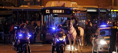 La policía escolta a un autobús en las cocheras de Fuencarral.