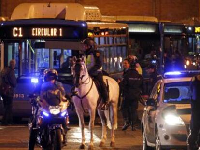 La policía escolta a un autobús en las cocheras de Fuencarral.
