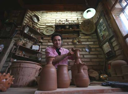 Juan Pablo Martínez Muñoz, alfarero de la familia Tito, en su taller de Úbeda.