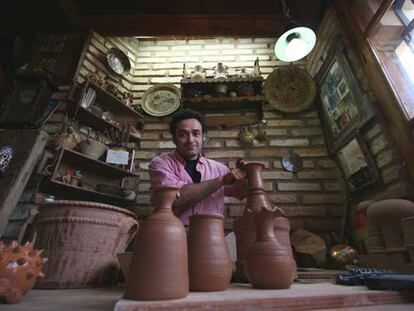 Juan Pablo Martínez Muñoz, alfarero de la familia Tito, en su taller de Úbeda.