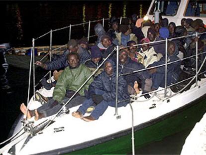En la foto inmigrantes interceptados en alta mar cerca de Fuerteventura.