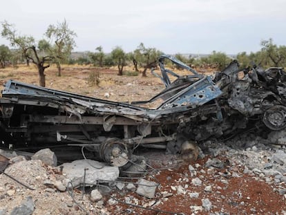Restos de un vehículo entre los escombros donde se desarrolló la operación contra Al-Bagdadi, en Siria.