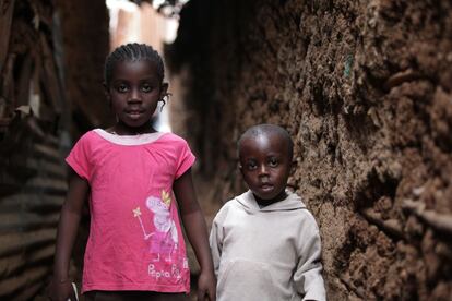 Los dos hermanos han sido sorprendidos por la cámara de Bico en una de tantas calles angostas de Kibera (Nairobi), uno de los suburbios más grandes de toda África y donde conviven aproximadamente más de un millón de personas, la mayoría de ellas niños.