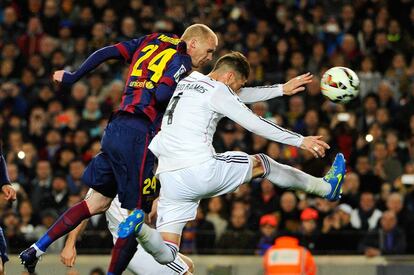 Mathieu supera Ramos en l'acció que va suposar l'1-0.