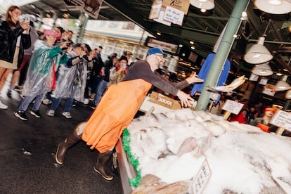 Desde los años ochenta, en Pike Place Fish Co., en Seattle, se lanzan los salmones al venderlos. Se ha convertido en una atracción turística