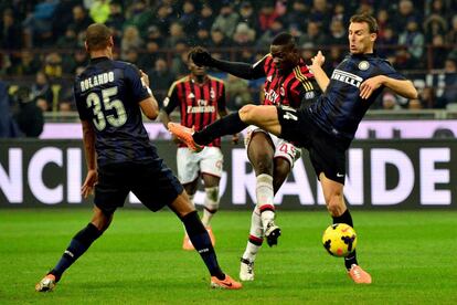 Balotelli chuta a puerta ante Campagnaro 