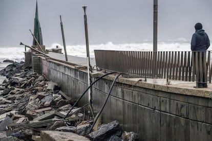 El temporal que ha mantenido la alerta roja en la cornisa cantábrica ha provocado importantes daños materiales en la localidad de Bakio (Vizcaya),