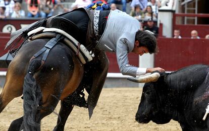 El rejoneador Sergio Galán, con su primer toro de la tarde en la Feria de San Isidro, al que cortó una oreja.