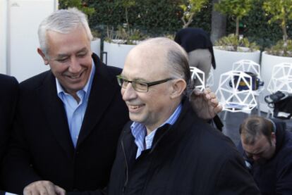 El líder del PP andaluz, Javier Arenas, y el ministro de Hacienda, Cristóbal Montoro, en Sevilla.