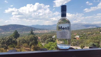 Monti London Gin no se destila en las campiñas inglesas, sino en el centro urbano de Los Molinos, uno de los pueblos más conocidos de la sierra de Guadarrama. Esta pequeña destilería artesanal (es visitable) elabora una ginebra de gran calidad que se destila en alambiques de cobre, se macera en frío con 15 botánicos naturales y el agua de la sierra de Guadarrama le imprime carácter, gracias a su baja mineralización. En 2018 y 2019 fue nombrada la mejor ginebra de España en la categoría London Dry. En la boca se siente seca y compleja; llena de matices aromáticos entre los que destacan el enebro, los cítricos y un fino aroma a campo. Gin Monti, además de madrileña, presume de un espíritu mediterráneo que le proporcionan alguno de sus botánicos, como las hojas de olivo, el cantueso, el limón, la naranja o el regaliz. Los Molinos es uno de los pueblos que mejor ha conservado el agradable ambiente de veraneo serrano, con grandes chalets de granito para familias que buscan un rincón fresco para instalarse durante el tórrido verano de la capital.