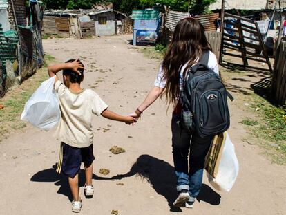 Unos niños en el asentamiento Los Galpones en Córdoba (Argentina).