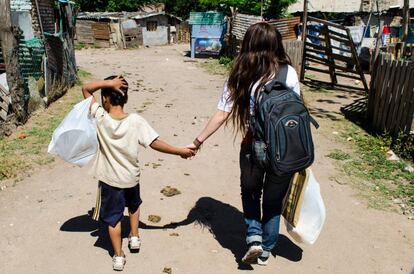 Unos niños en el asentamiento Los Galpones en Córdoba (Argentina).