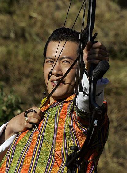 El Jigme Khesar Namgyel Wangchuck, de 28 años, el nuevo rey de Bután ha participado en un torneo de tiro con arco que forma parte de las celebraciones de su coronación, que los butaneses están celebrando por todo lo alto. El joven rey ha pedido a su pueblo que contribuya a la preservar la cultura y tradiciones únicas de este recóndito país del Himalaya durante otros 500 años.