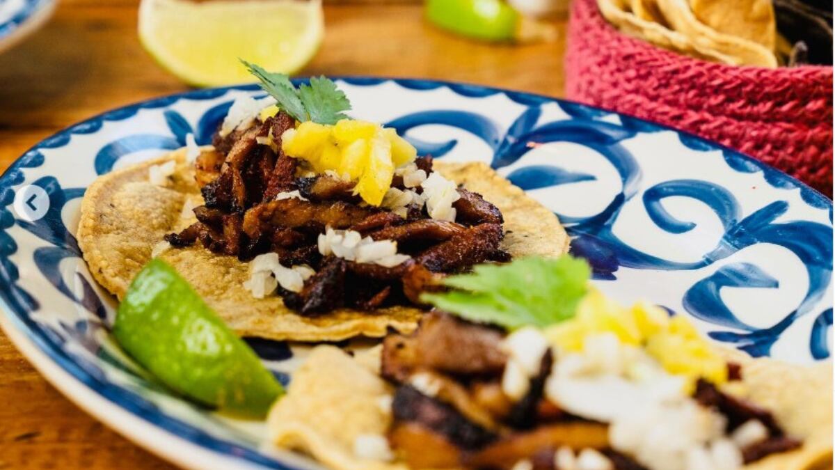 Taco al pastor, cebolleta, piña y cilantro