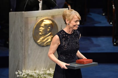 Jenny Munro, una de las hijas de la escritora, recibe el premio Nobel de Literatura de su madre, en diciembre de 2013, en Estocolmo.