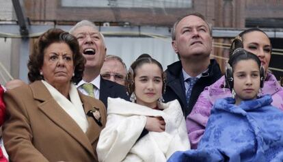 Rita Barber&aacute;, con el ministro Jos&eacute; manuel Garc&iacute;a-Margallo, la corte de honor y el presidente Alberto Fabra.