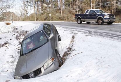 Una conductora permanece en el interior de su vehículo mientras llama por teléfono después de sufrir un accidente de coche por culpa del hielo en Atlanta, Georgia (EE UU).