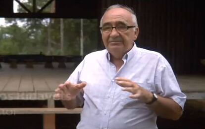 El sacerdote Carlos Riudavets Montes, en una imagen de un vídeo de Youtube.